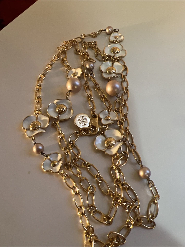 Colar rosário trevo pérola flor maricas esmalte tom dourado TORY BURCH 40"" - Imagem 1 de 4