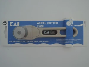 KAI Profi Rollschneider mit 28mm StahlKlinge für Stoff, Papier, Leder, Folie uvm - Picture 1 of 2