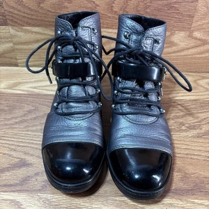  BOTÍN CORTO CHANEL VINTAGE GRIS METÁLICO NEGRO CHAROL MOTOCICLISTA COMBATE - Imagen 1 de 14