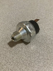Interruptor de presión de aceite del motor F325 - Imagen 1 de 8