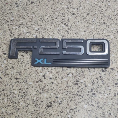 92 93 94 95 96 FORD F250 F-250 XL GUARDABARROS LATERAL EMBLEMA INSIGNIA SÍMBOLO USADO OEM A11 Foto 1 de 4