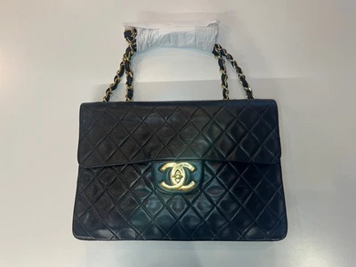 Chanel Clásico Jumbo Solapa Única Piel de Cordero Negro con Herrajes Dorados - ¡Precioso!! Foto 1 de 4