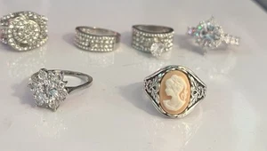 Lotto gioielli donna decadenti #81149 / 2 anelli set matrimonio, cammeo e 2 anelli cena - Foto 1 di 4