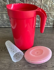 Jarra de botón pulsador Tupperware de 1 galón con infusor extraíble, roja, #8029 - Imagen 1 de 5
