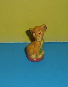 Disney Der König der Löwen 2,5" Simba sitzende Still Figur / Topper Vinyl - Bild 1 von 3