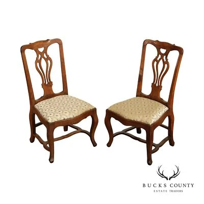 Antiguo par de sillas auxiliares de nogal estilo provincial italiano Foto 1 de 4