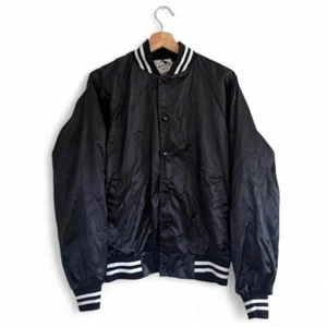 AUGUSTA SPORTSWEAR GOTHIC MOKKAS SCHWARZ VARSITY BOMBERJACKE DAMEN MEDIUM - Bild 1 von 6