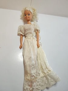 Vintage 1987 Totsy blonde Modepuppe 12 Zoll cremefarbenes seidiges Kleid - Bild 1 von 5