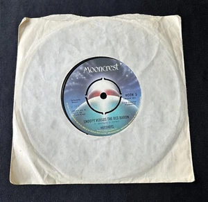 Hotshots - Snoopy Versus The Red Baron - 7" Vinyl 45 - Mooncrest Moon 5 - 1973 - Bild 1 von 3
