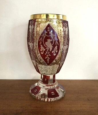 ancien vase sur pied / calice cristal de bohème rouge rubis et doré Décor oiseau - Photo 1/4