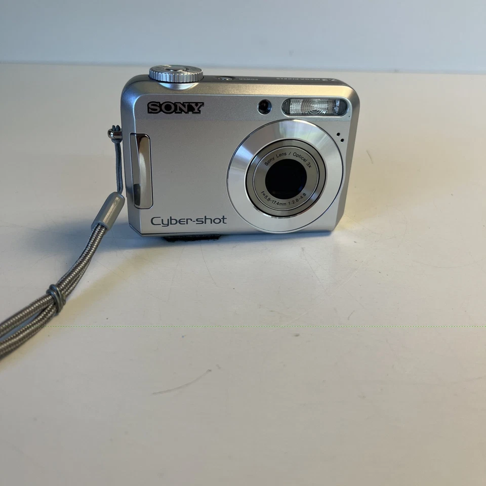 Sony Cyber-Shot DSC-S650 Digital Camera 7.2MP For Parts/Repair - Image 1 of 4