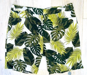 Time and Tru Bermuda Shorts Size M Women's Green White Tropical 2 Pocket - Picture 1 of 7