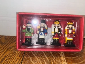 4 portatarjetas de porcelana Cascanueces con 8 tarjetas de lugar 3" de alto IOB - Imagen 1 de 7