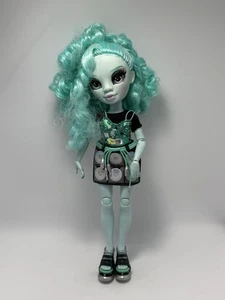 Bambola Rainbow High Shadow High Berrie Skies - Foto 1 di 4