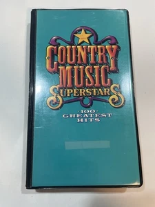Country Music Superstars 100 Greatest Hits 6 Cassette Tapes - Foto 1 di 2