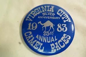 1983 CAMEL RACES 25 ARGENTO ANNIVERSARIO VIRGINIA CITY, NUOVO 2-1/4" SPILLA PULSANTE POSTERIORE - Foto 1 di 2