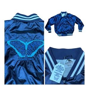 The Big Door Prize Season Two Crew Jacket XL Blue Embroidered Butterfly Logo Neu - Bild 1 von 9