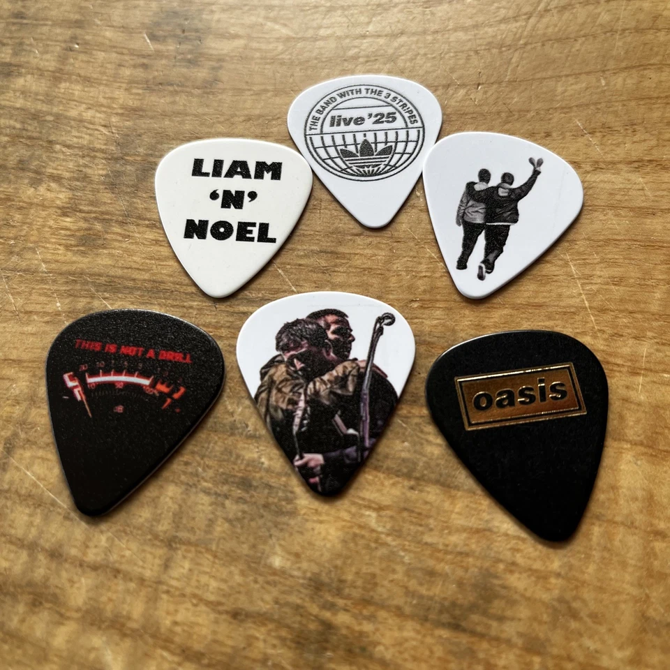 Oasis Live25 Tribute Plettrum Set X6 Picks By Casual Guitar Picks - Immagine 1 di 1