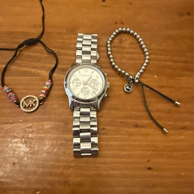 Reloj Michael Kors Plateado con Dos Pulseras Logo Adornadas Foto 1 de 4