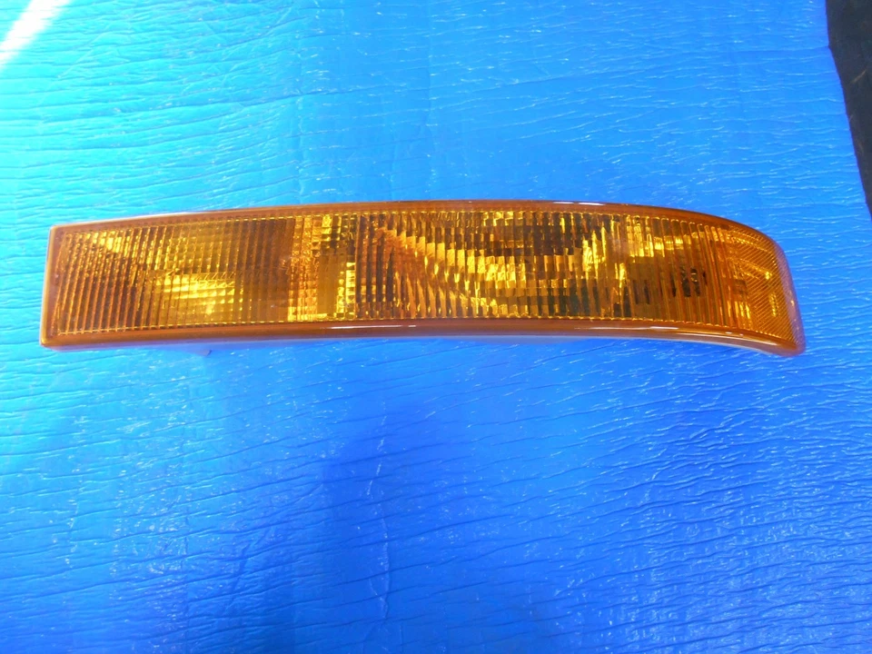 Chevrolet Express 3500 2003-2024 luz intermitente estacionamiento delantero derecho OEM Foto 1 de 2
