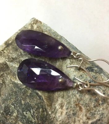 Pendientes hechos a mano en lágrima de amatista facetada y plata de ley con alambre francés Foto 1 de 2