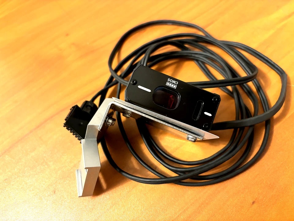 KEYENCE CMOS Laser Sensor Photoelectric Sensor GV-H130L - Image 1 of 4