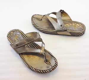 J. Shoes Womens 9 US 40EU 7UK Brava Gold Leather Flip-Flops Sandals - Picture 1 of 5