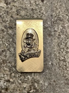 Clip de dinero vintage Walt Disney Scrooge McDuck acabado dorado 2 pulgadas de largo - Imagen 1 de 3