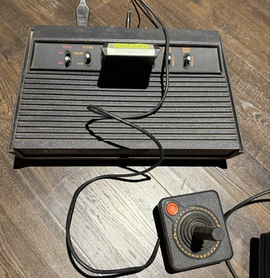 Atari 2600 “Darth Vader” 4-Switch (1983 Taiwan) + 18 Tested Games + Box + Paddle - Image 1 of 4