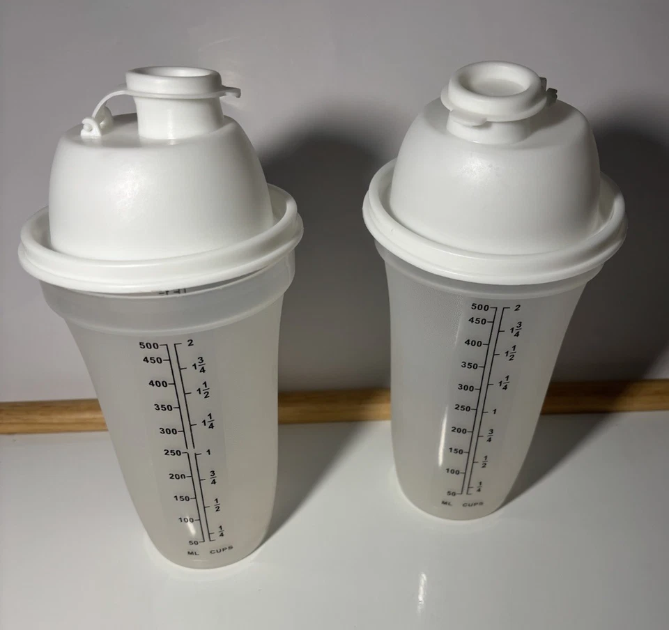 "Juego de 2 vasos agitadores medidores Norpro con tapa de caño de 2 tazas de 8"" de altura usados" Foto 1 de 4