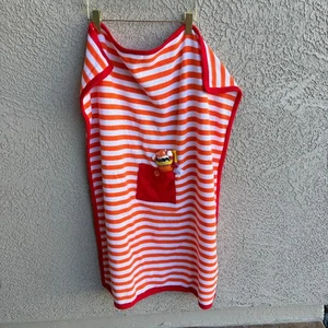 Latitude Enfant x Dulce de Leche gestreifte Strick Babydecke mit Maus Spielzeugtasche - Bild 1 von 7