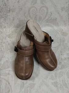 Clarks Tan Leather Split Toe Mules Buckle Accent Heels Shoes Womens 8.5 M #75976 - Picture 1 of 5