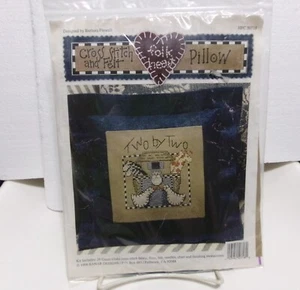 1996 CROSS-STITCH & FELT FOLK HEART PILLOW KIT TWO by TWO NOAH'S ARK + Thread - Picture 1 of 8
