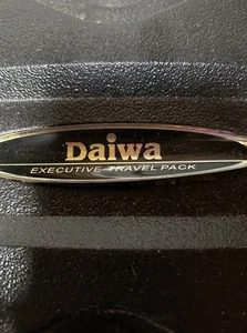 DAIWA SWEEPFIRE 2500 SPINNING REEL AND POLE IN TRAVEL CASE EXECUTIVE TRAVEL PACK - Picture 1 of 6