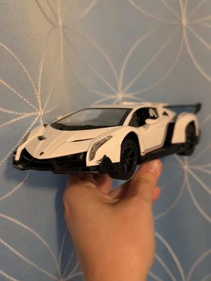 KYOSHO 1:43 Lamborghini Veneno KY252091WH Miniature  Model Car - Image 1 of 4