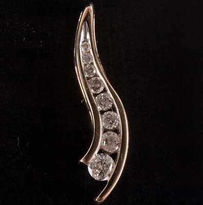 Colgante estilo graduado diamante redondo oro amarillo blanco 10k .25ctw 1.11g Foto 1 de 4