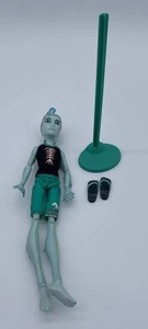 Monster High Puppe Gillington Gil Webber Skull Shores blaue Haut mit Kleidung Schuhe - Bild 1 von 9