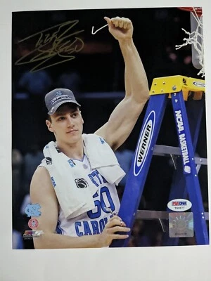 Foto assinada por Tyler Hansbrough 8x10 UNC Tar Heels 2009 Champions PSA/DNA 677 - Imagem 1 de 2