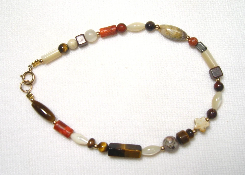 Pulsera Lyn's Ojo de Tigre, Madreperla y Coral Multipiedra Oro 8" Foto 1 de 1