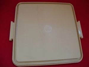 TUPPERWARE SQUARE CAKE CARRIER TAKER HARVEST GOLD BASE Only #1241 Vintage - Picture 1 of 2