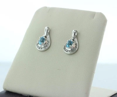 Pendiente ADL de oro blanco de 10K con diamantes y topacio azul ovalado Foto 1 de 4