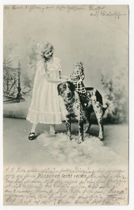 KLEINE MÄDCHEN SPIELZEUGPUPPE GROSSER MÜNSTERLÄNDERHUND 1901 DEUTSCHE POSTKARTE - Bild 1 von 2