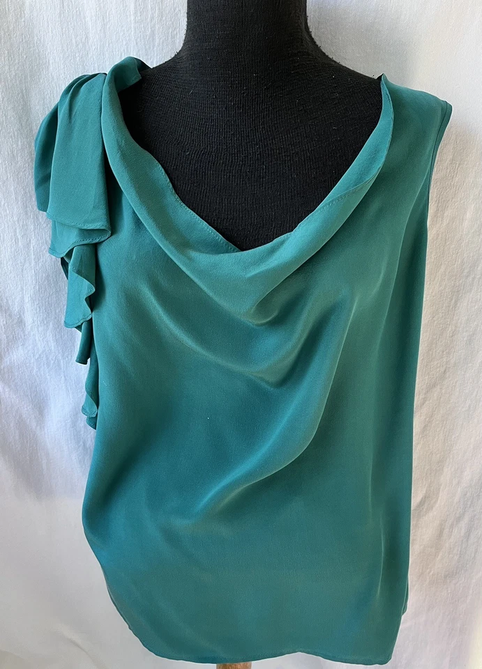 Blusa de seda Jenny Han verde jade sin mangas con un hombro con volantes - talla pequeña Foto 1 de 2