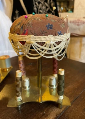 ANCIEN PORTE BOBINES DE FIL DE COUTURIERE - en laiton - OLD SEWING STAND - Photo 1/4