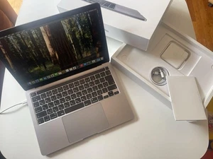 Apple MacBook Pro 13" 2020 i5 2.0GHz 16GB RAM 1TB SSD Retina Display - Picture 1 of 14
