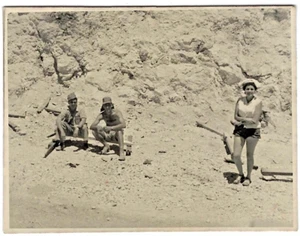 Old Photo of Woman Stands Next to Zahal IDF Soldiers in Uniform Israel 1960's - Picture 1 of 2