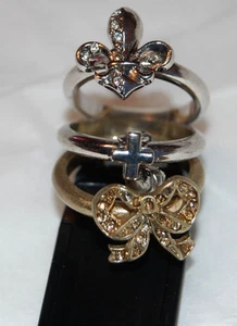 NWT Guess Silver-tone & Gold-tone Metals-Rhinestones 3 Ring Set w / Charms, Size 7 - Imagen 1 de 8