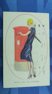 Freche Comic Postkarte 1930 rote Säule Postkasten Flapper Mode Seidenstrümpfe - Bild 1 von 2