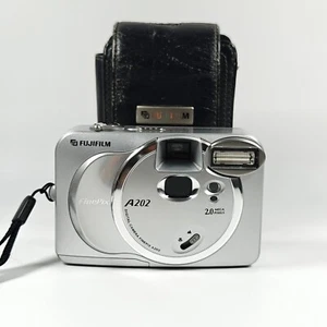 Fujifilm FinePix A202 2.0MP Digital Camera Compact Retro 2000s Silver + Case - Afbeelding 1 van 22