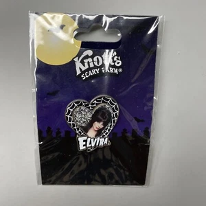 Spilla Knotts Scary Farm Elvira NUOVA SIGILLATA RARISSIMA FUORI PRODUZIONE EDIZIONE LIMITATA. - Foto 1 di 4